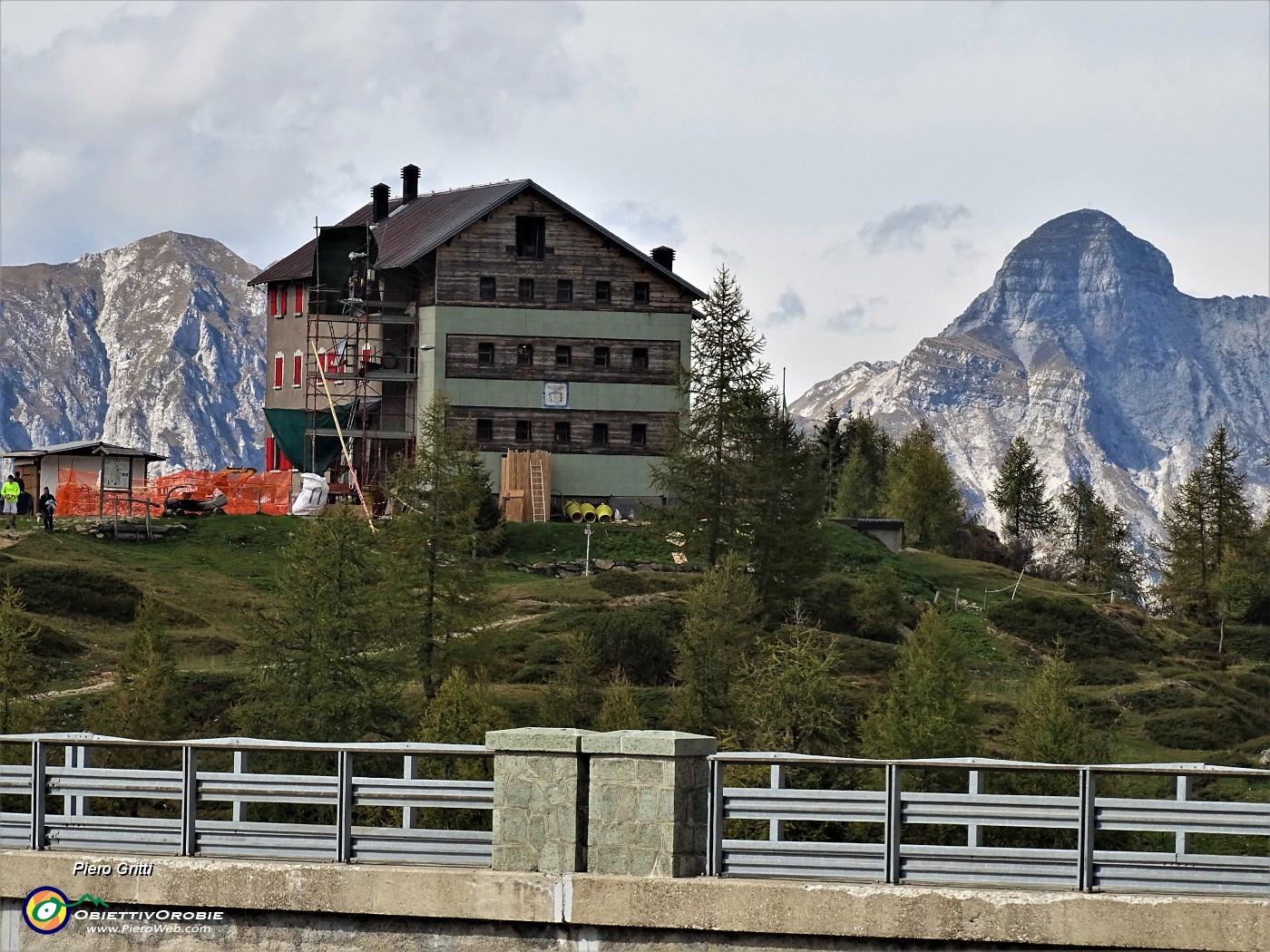55 Zoom sul Rif. Laghi Gemelli (1968 m) dove fervono lavori in corso.JPG